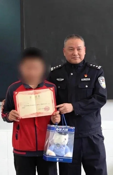 发现有人种罂粟，“小孩哥”果断带警察去“扫毒”！