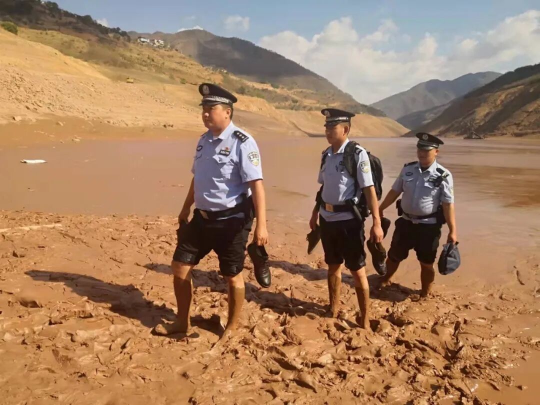 一条连民警都心惊的江,是108个孩子的必经路! 一条连民警都心惊的江,是108个孩子的必经路!