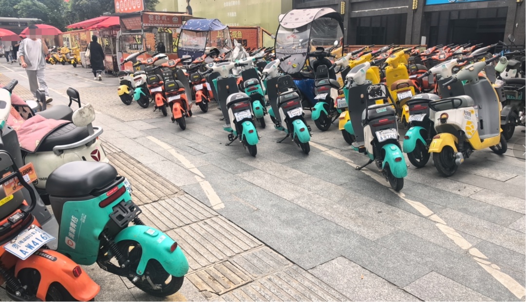 贵阳一公交站变“停车场”，100多辆共享电单车“挤爆”人行道？