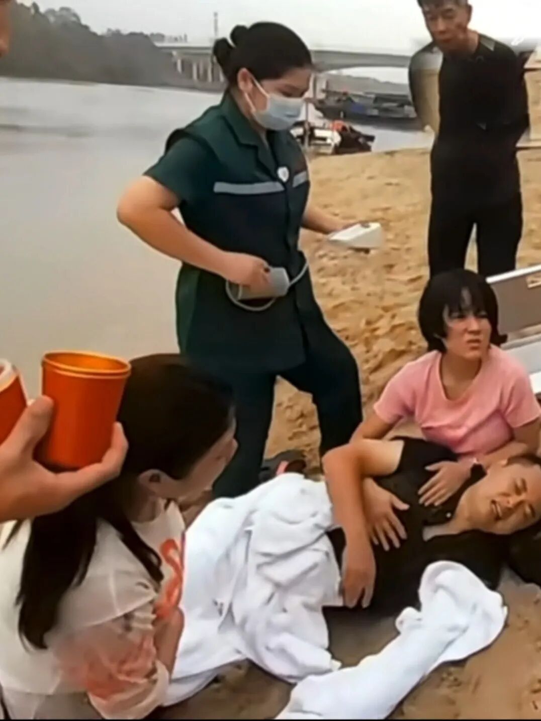 “他救了人，一群人又救了他！”男子救下落水儿童后心脏骤停，妻子发声
