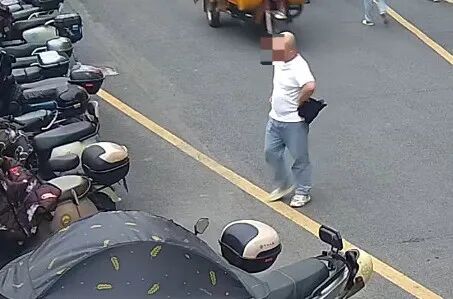 这个人的走路姿势……海宁警员立即察觉! 这个人的走路姿势……海宁警员立即察觉!