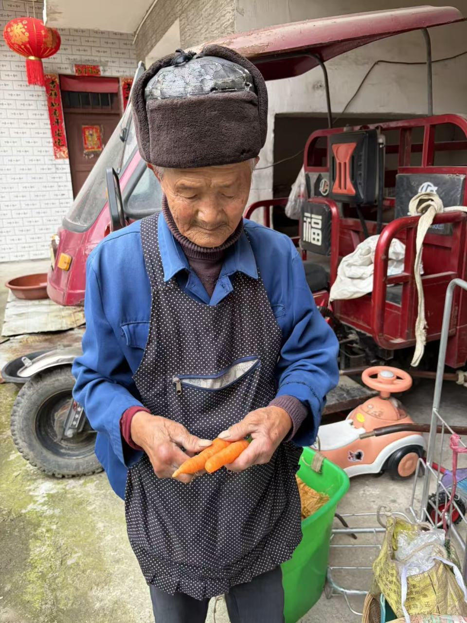 摆胡萝卜走红的贵州爷爷不知道自己火了，“只觉得最近特别好卖”，侄孙女讲述爷爷日常