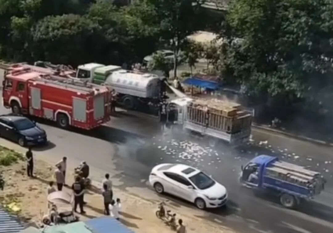 一货车载20万货物发生自燃，河南新野洒水车司机果断掉头灭火，货车司机哽咽感谢