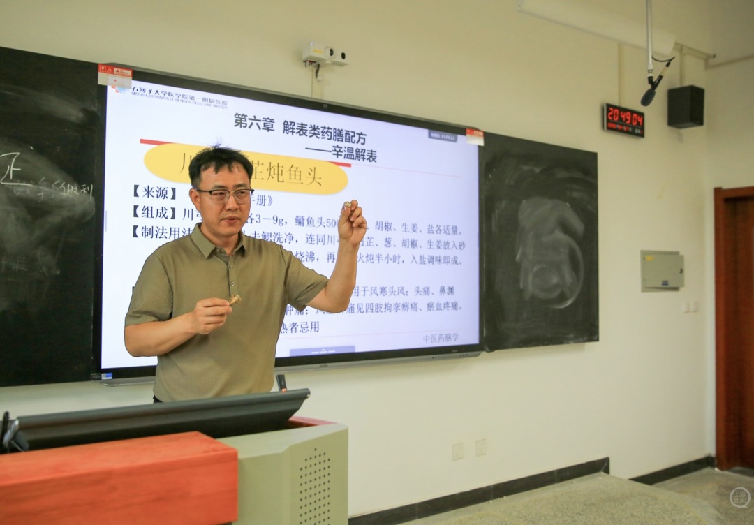 新疆一高校“中医药膳课”走红:老师带学生煲汤“干饭”,名额靠抢 新疆一高校“中医药膳课”走红:老师带学生煲汤“干饭”,名额靠抢
