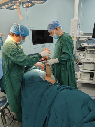 57岁男子大腿被犁头贯穿致失血性休克！看郴州医生如何从“铁牛”嘴里抢回一条命