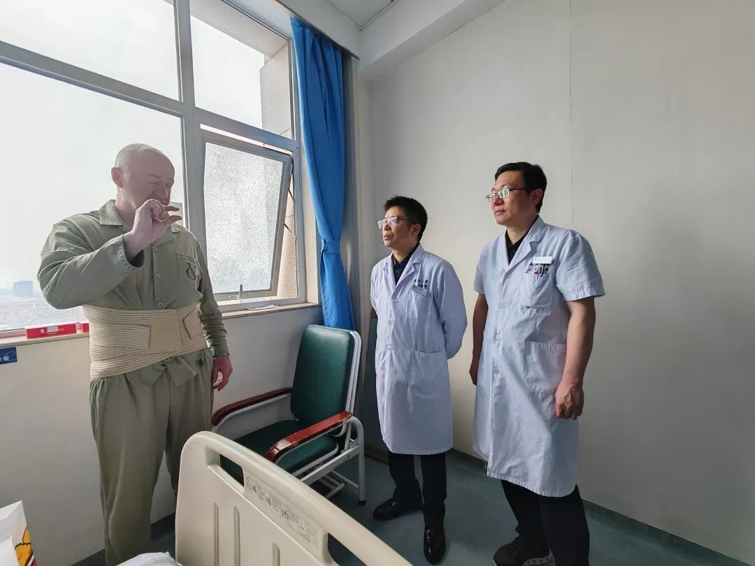 “中国医院成了旅游打卡目的地”，外国博主都在晒：看牙医、做眼科检查、中医理疗