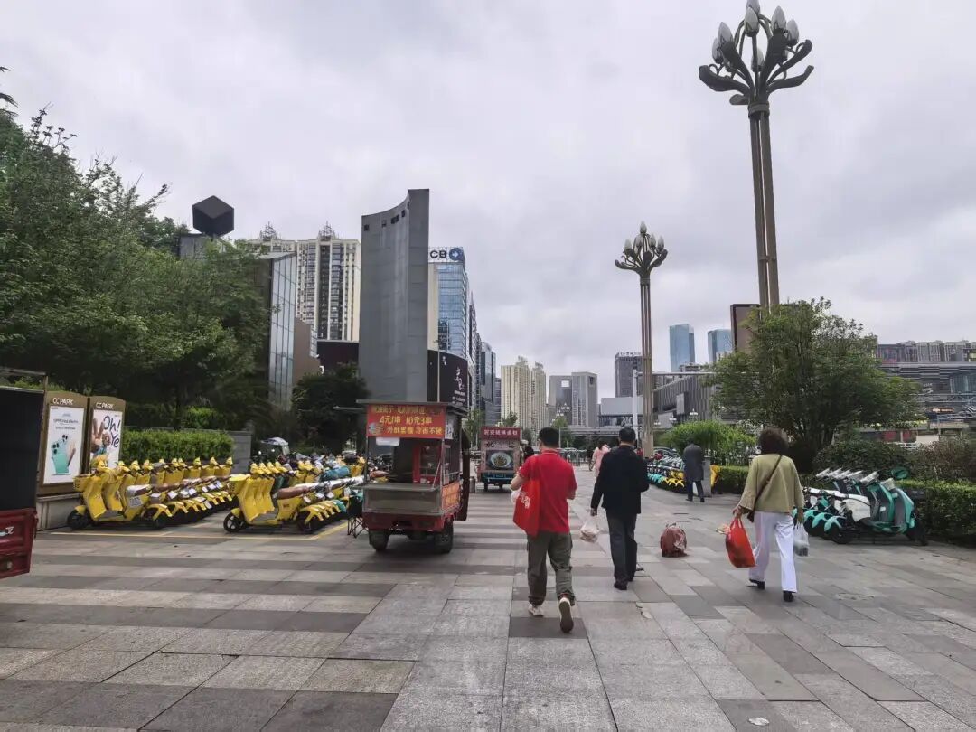 贵阳一公交站变“停车场”，100多辆共享电单车“挤爆”人行道？