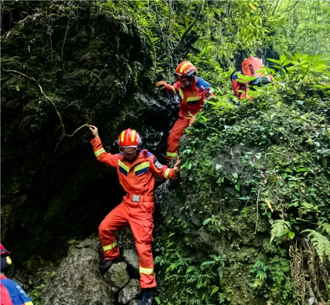 他前往螺蛳壳“禁地”深处后,躺在地下无法动弹!景区这个区域千万别去 他前往螺蛳壳“禁地”深处后,躺在地下无法动弹!景区这个区域千万别去