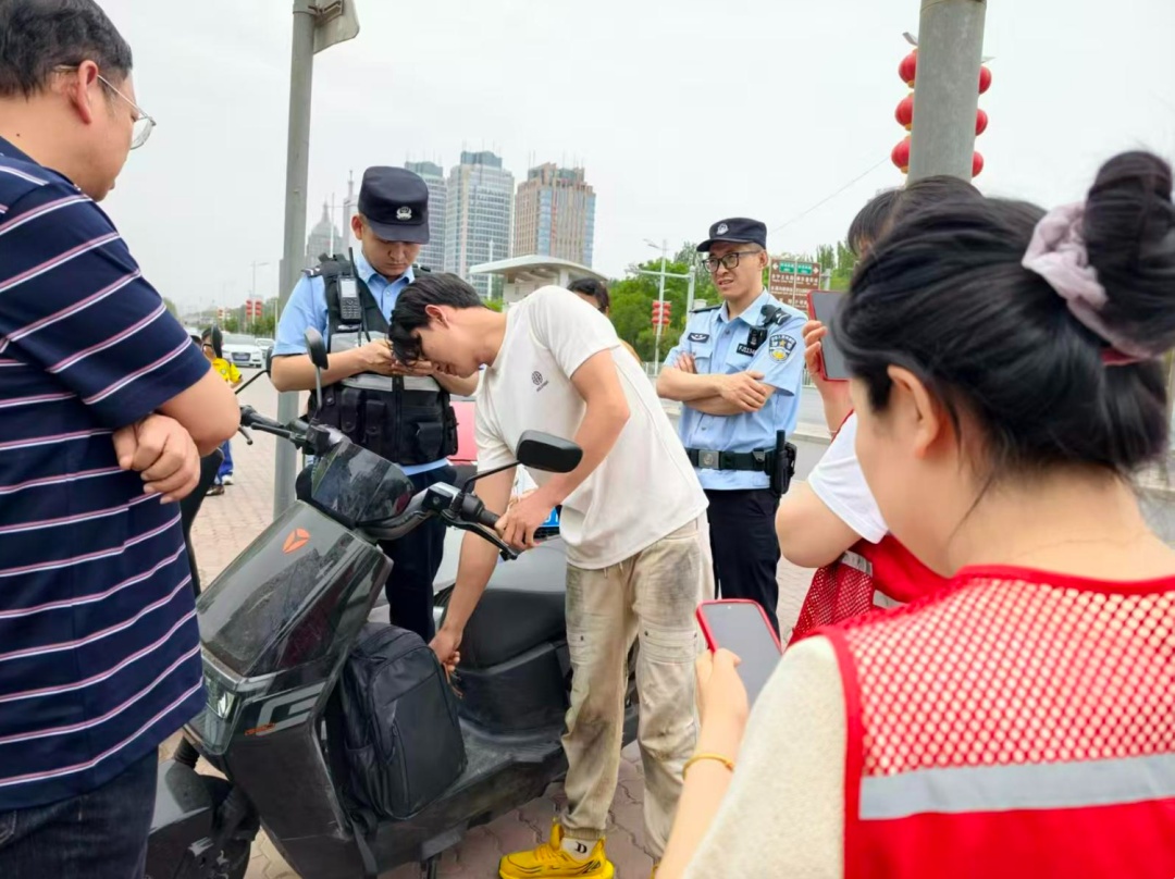 暖!老人不慎坠入唐徕渠,热心市民合力救起,救人者悄悄离开 暖!老人不慎坠入唐徕渠,热心市民合力救起,救人者悄悄离开