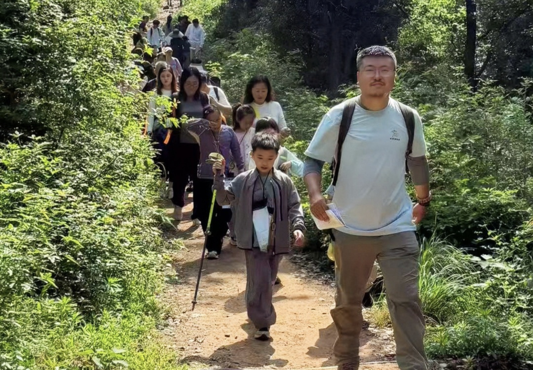 武汉爸爸带娃爬山6年，一年爬50多座，班主任：孩子主动要求运动会跑1500米