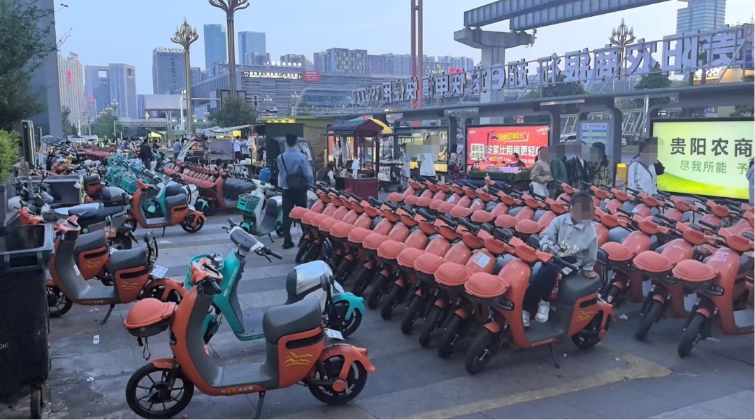 贵阳一公交站变“停车场”，100多辆共享电单车“挤爆”人行道？