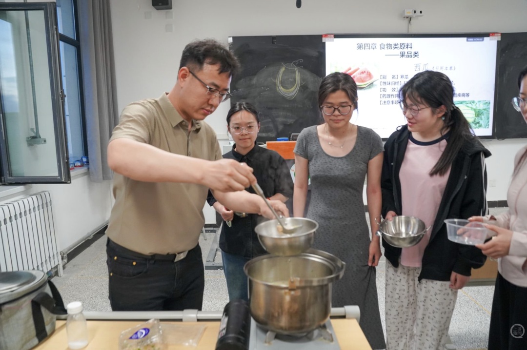新疆一高校“中医药膳课”走红:老师带学生煲汤“干饭”,名额靠抢 新疆一高校“中医药膳课”走红:老师带学生煲汤“干饭”,名额靠抢