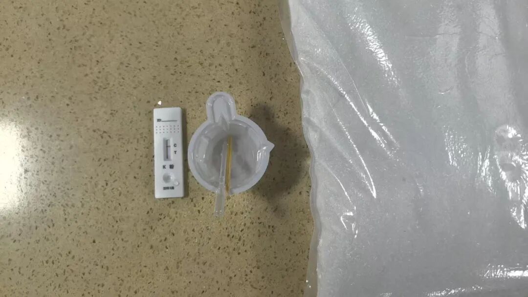 深圳邮局海关监管转运货物时,发现一票包裹机异常,查获白色晶体颗粒2袋 深圳邮局海关监管转运货物时,发现一票包裹机异常,查获白色晶体颗粒2袋