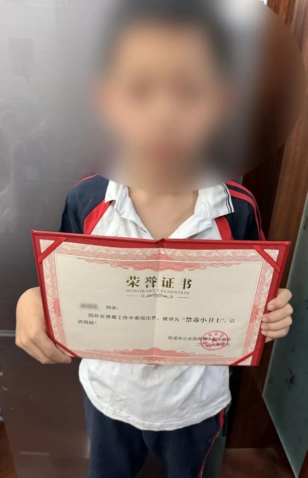 发现有人种罂粟，“小孩哥”果断带警察去“扫毒”！