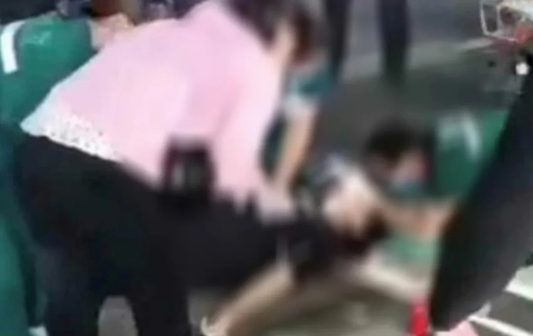 全车人陷入昏迷，孩子口吐白沫！天热起来了，这个习惯快改