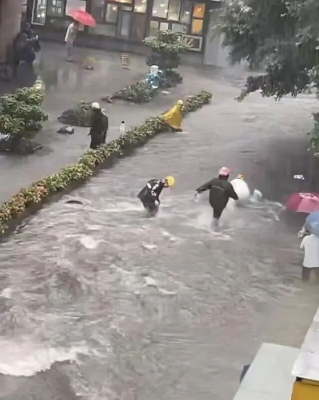 男孩被雨水冲走，5名小哥同时冲了过去！工会送去暖心慰问→