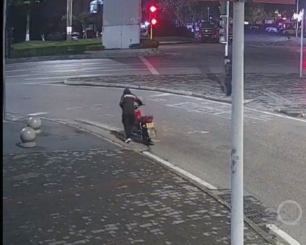 凌晨三点推车踱步 男子“修车”谎言被民警当场拆穿