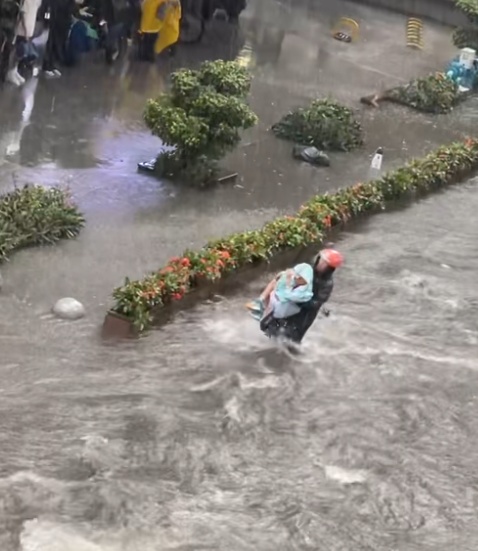 男孩被雨水冲走，5名小哥同时冲了过去！工会送去暖心慰问→