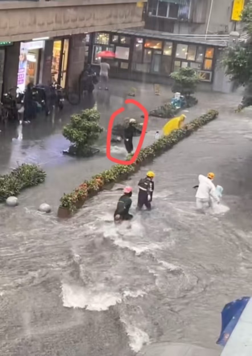 广州暴雨天5名外卖小哥狂奔救落水男孩，第4名小哥被找到，获救男孩写感谢信答谢