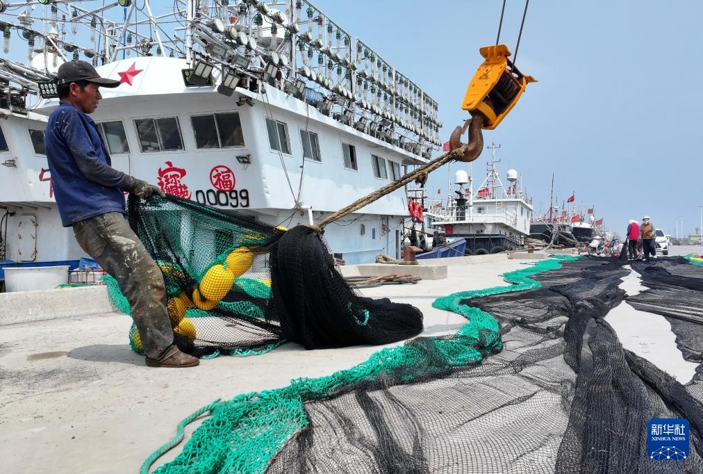 河北丰南：休渔期织补渔网忙