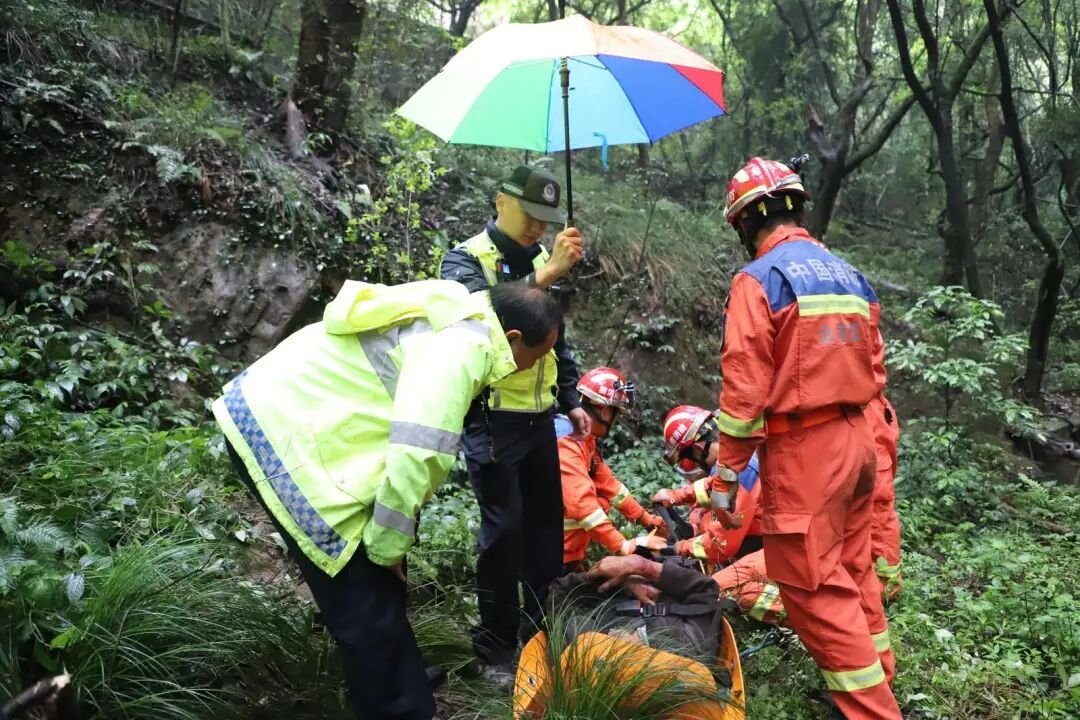 本是惬意的雨中游，下一秒轮椅却带着老人冲下12米山坡？