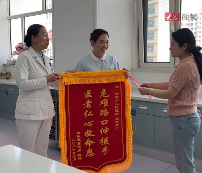 绿灯亮了两轮，前车一直不动，她急得冲了上去……