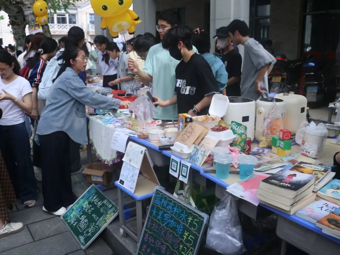 167名高三学生饭卡，为啥突然多出100元？