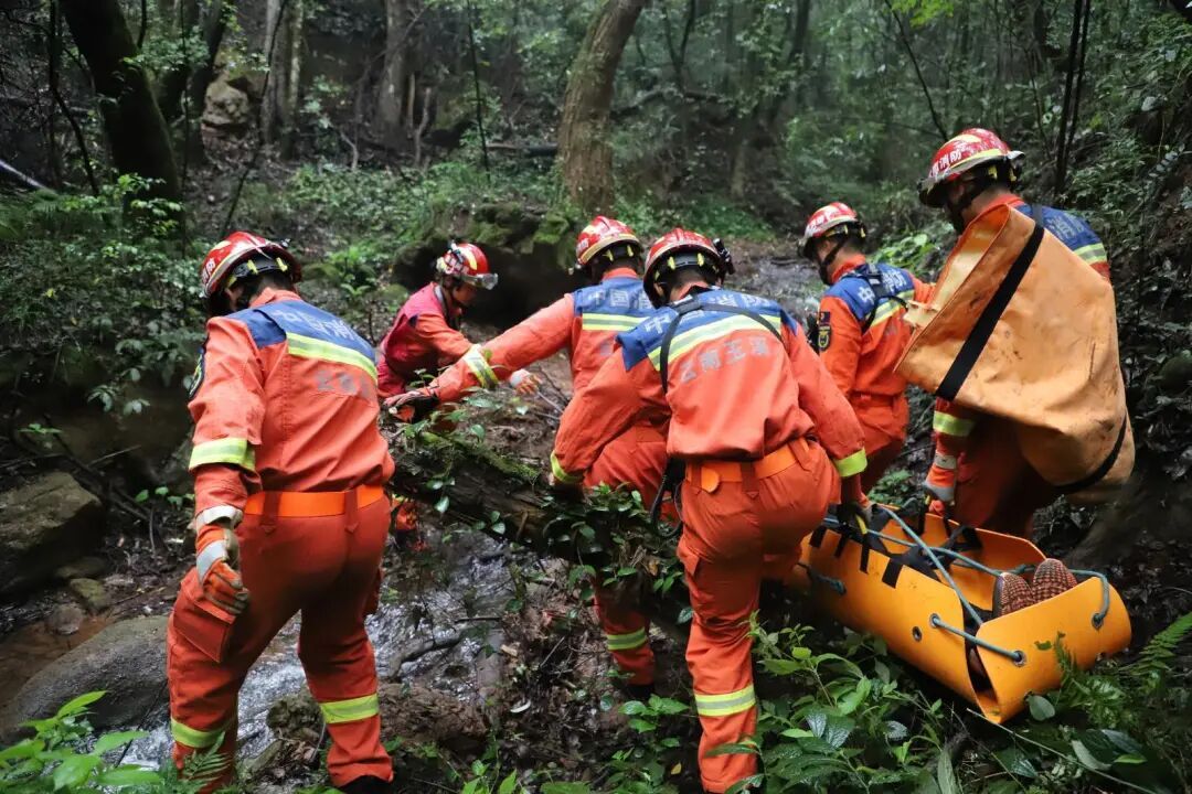 本是惬意的雨中游，下一秒轮椅却带着老人冲下12米山坡？