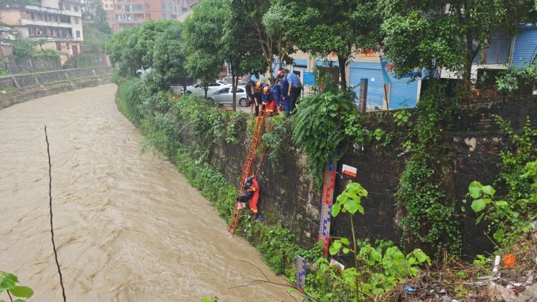 贵州一地暴雨，七旬老人被困水边，眼看水位逐渐上涨，消防员冒雨搭梯救人