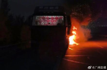 民警在货车爆炸前徒手拽出被困司机，又重返险境阻断了一场可能炸掉半条路的事故！
