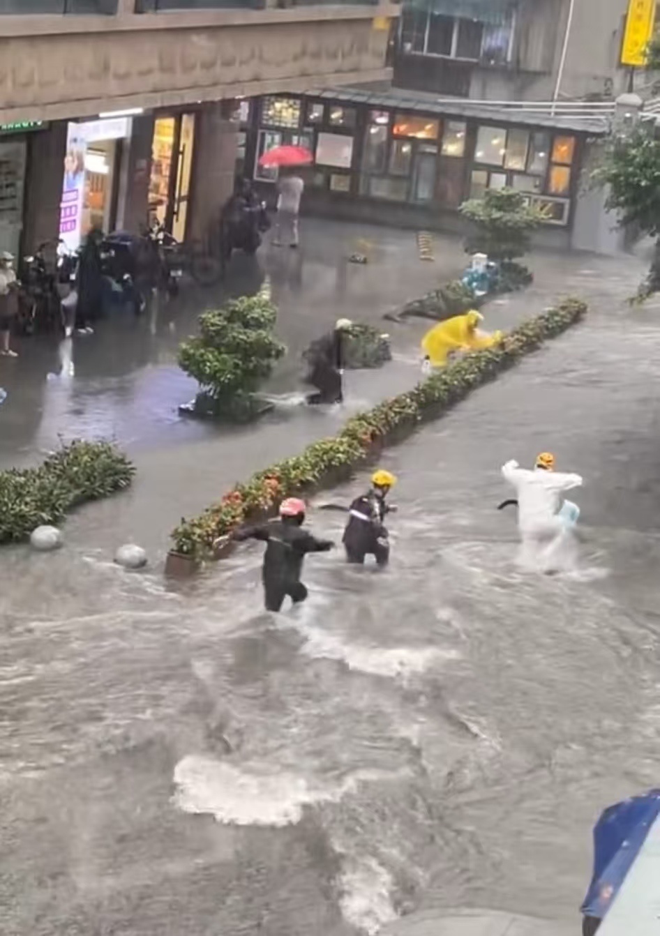 广州暴雨天5名外卖小哥狂奔救落水男孩，第4名小哥被找到，获救男孩写感谢信答谢
