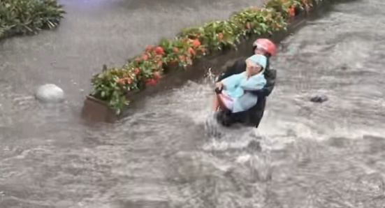 在暴雨中被多名小哥救起的男孩 掏出了压岁钱