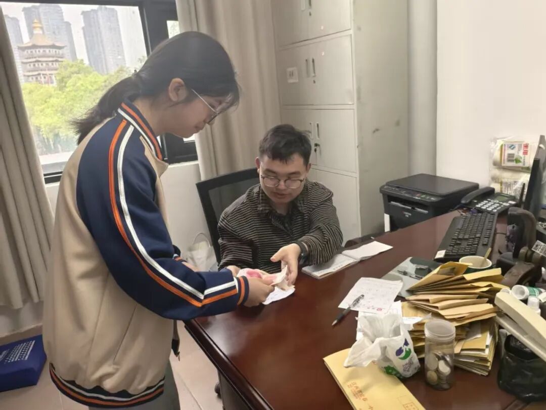 167名高三学生饭卡，为啥突然多出100元？