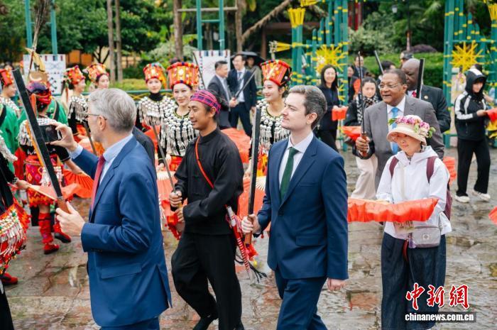 从“三个问题”出发 21国驻澳（港）领事在云南解码中国发展活力