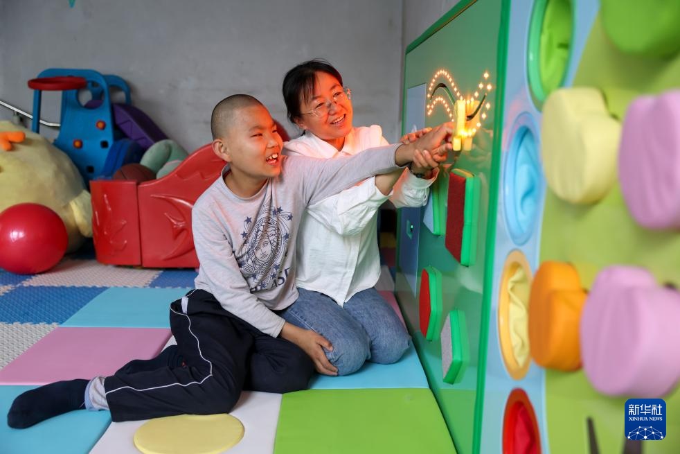 26年，为“长不大的孩子”撑伞