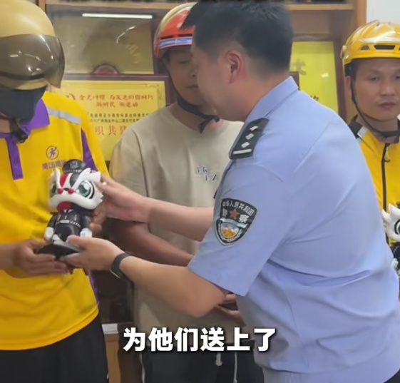 在暴雨中被多名小哥救起的男孩 掏出了压岁钱