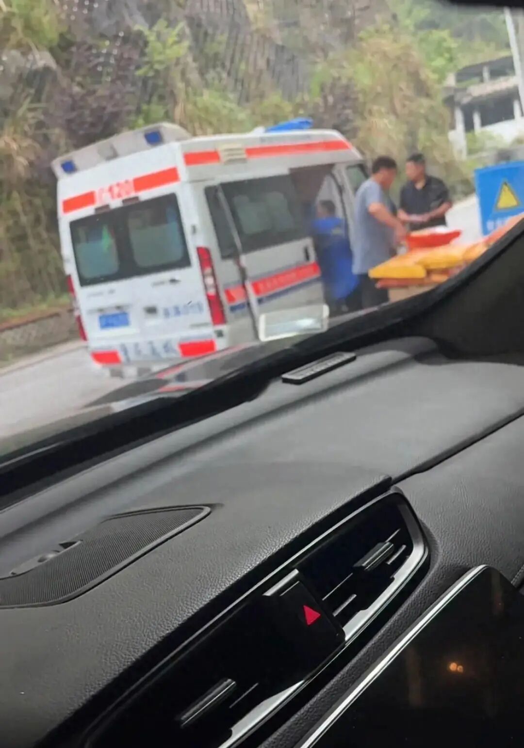 一地通报“用救护车捎带化肥” 一地通报“用救护车捎带化肥”