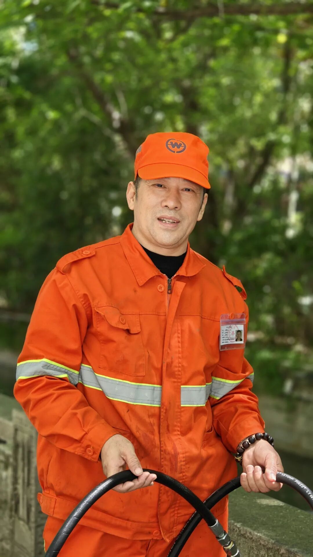 凌晨4点,女子在杭州街头急呼救命!57岁“洒水叔”果断出手了…… 凌晨4点,女子在杭州街头急呼救命!57岁“洒水叔”果断出手了……