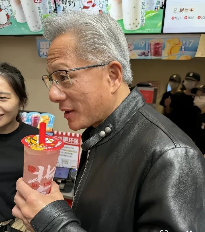 蜜雪冰城上线黄仁勋同款饮品，有人一次购买30杯！