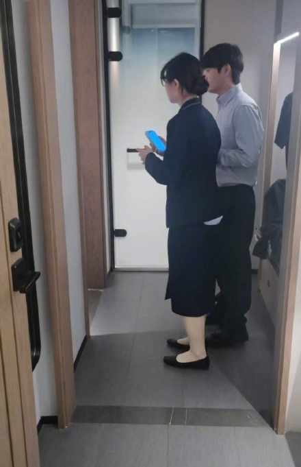 夫妻深夜回酒店惊遇陌生醉汉躺客房 武汉漫心酒店回应：系统异常漏洞