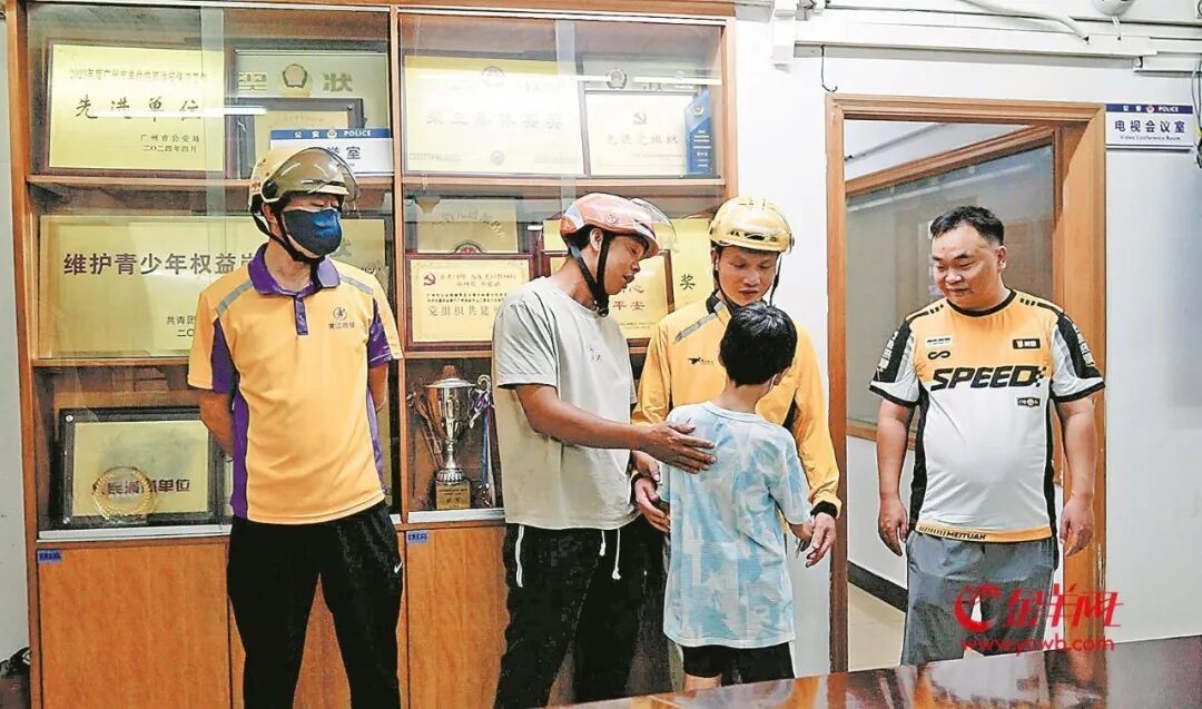 4位外卖小哥获赠“英雄狮”,被救男孩用压岁钱买礼物当面致谢 4位外卖小哥获赠“英雄狮”,被救男孩用压岁钱买礼物当面致谢