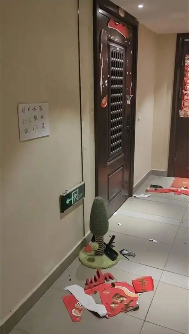 深圳一女子贴条提醒邻居“别在我家门口放垃圾”，对方凌晨谎称“捉奸”雇人撬锁入室，对其进行殴打，最终获刑7个月，受害人将民事索赔