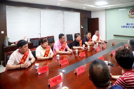 靖江6人救昏迷司机被认定见义勇为 靖江6人救昏迷司机被认定见义勇为