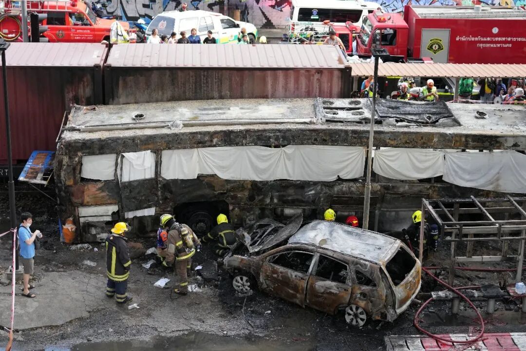泰国一火车与巴士相撞已致8死32伤，一名中国公民受轻伤，泰总理下令彻查