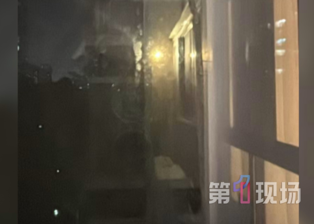 邻里因空调结怨半年,为取证私装监控,致高二学生日夜紧闭窗帘隐私全无 邻里因空调结怨半年,为取证私装监控,致高二学生日夜紧闭窗帘隐私全无