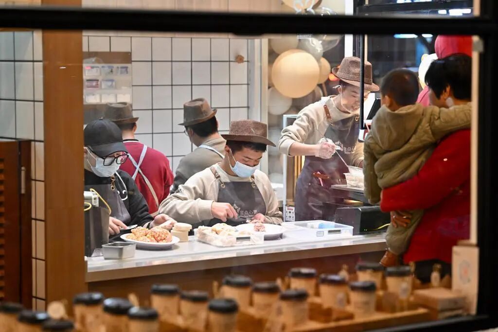 这家不赚钱的饺子店，悄悄改变了一群孩子的命运