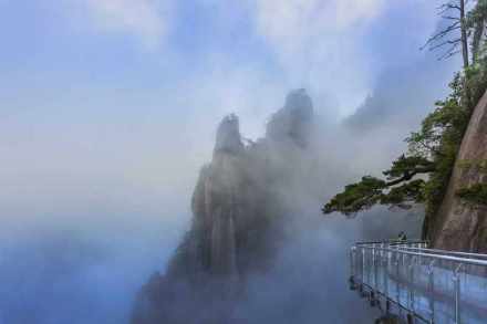 多名游客为出片翻越三清山一处网红悬崖护栏拍照，景区回应：将加强巡逻