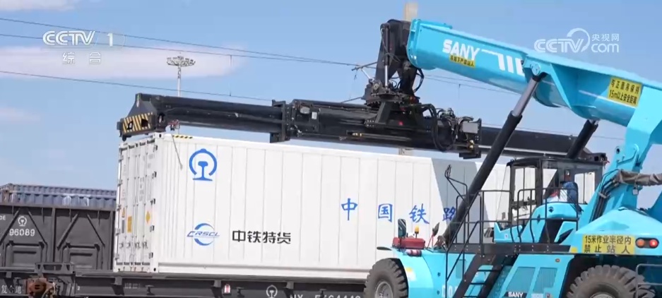 “国际班列+绿色通道”助力进口水果抢“鲜”通关 中国消费者实现“榴莲自由” “国际班列+绿色通道”助力进口水果抢“鲜”通关 中国消费者实现“榴莲自由”