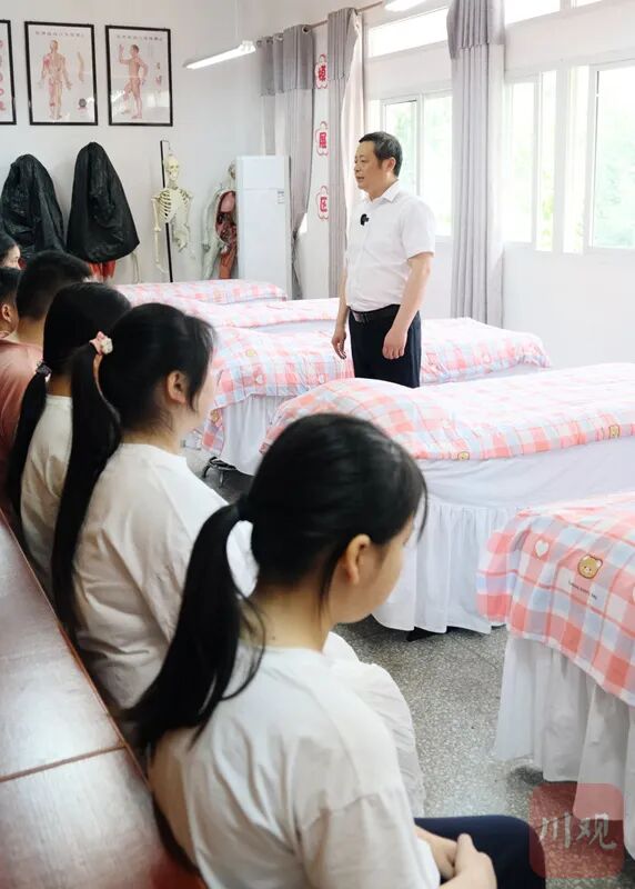 “我想站在台上,给孩子们做个榜样”威远盲人教师林建,带出了10名盲人大学生 “我想站在台上,给孩子们做个榜样”威远盲人教师林建,带出了10名盲人大学生