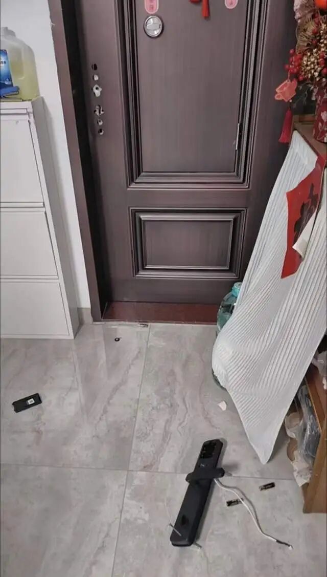 “被打醒后一脸懵”!女子贴条提醒邻居“别在我门口放垃圾”,被对方凌晨谎称“捉奸”撬锁入室进行殴打 “被打醒后一脸懵”!女子贴条提醒邻居“别在我门口放垃圾”,被对方凌晨谎称“捉奸”撬锁入室进行殴打